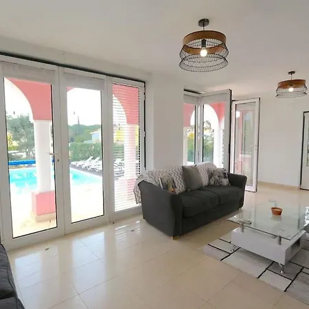 Villa Camilla 6 Bed/bath Close To The Marina Vilamoura