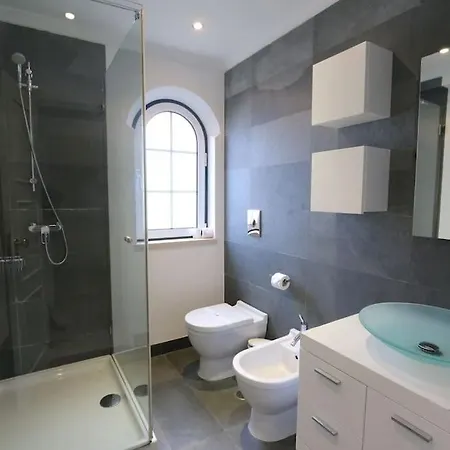 Camilla 6 Bed/bath Close To The Marina Villa